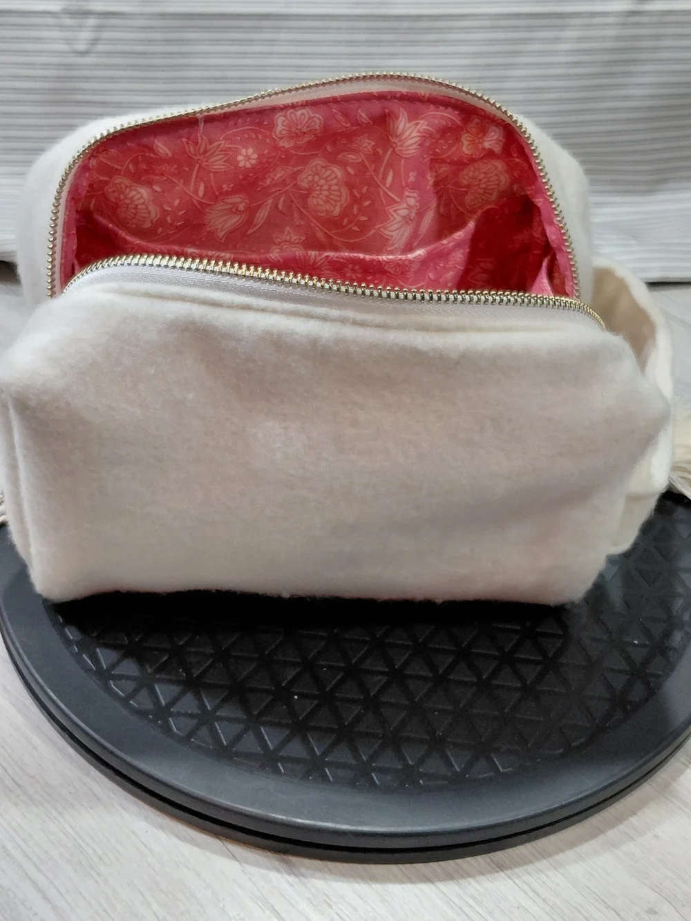 NEW OGEE Limited Edition Cream Sherpa Wool Makeup Bag Vibrant Pink Lining 9